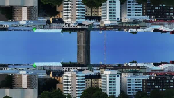 夕暮れの住宅都市部の多国籍アパートの建物の空中撮影 ヘルシンキ フィンランド 抽象的なコンピュータ効果デジタル構成された映像 — ストック動画