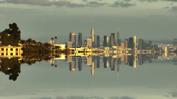 Tepedeki Evin Arka Plandaki Gökdelenlerin Havadan Görüntüsü Los Angeles Abd — Stok video
