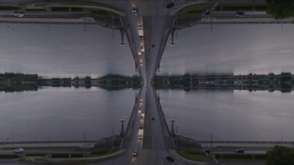日没後に広い川を渡って橋を運転する車 抽象的なコンピュータ効果デジタル構成された映像 — ストック動画