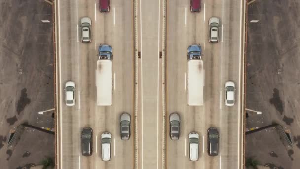 Çok Şeritli Otoyolda Yavaş Giden Arabaların Üstteki Görüntüleri Ulaşım Altyapısı — Stok video