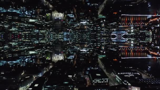ナイトシティの空中展望 メトロポリスの街並みや建物に照らされた 抽象的なコンピュータ効果デジタル構成された映像 — ストック動画