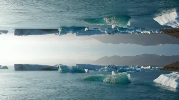 氷の上の低いフライトは 寒い海と山の尾根に浮かびます アイスランド 抽象的なコンピュータ効果デジタル構成された映像 — ストック動画