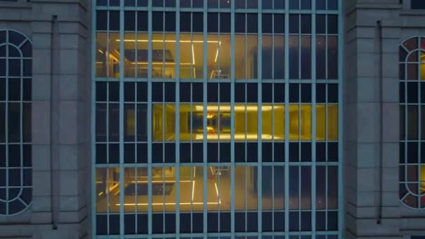 窓のショットを引っ張り 夕暮れ時に街に建てました ボストン アメリカ 抽象的なコンピュータ効果デジタル構成された映像 — ストック動画