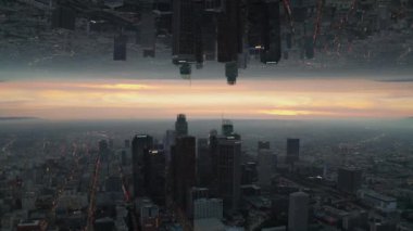 Gün batımında Metropolis 'in havadan panoramik görüntüsü. Bir grup modern şehir merkezi gökdelenleri. Los Angeles, ABD. Soyut bilgisayar efekti dijital oluşturulmuş görüntüler.