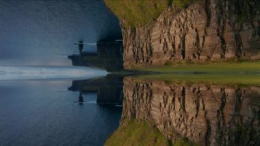 Deniz kıyısındaki görkemli uçurumların havadan görünüşü. İrlanda. Soyut bilgisayar efekti dijital oluşturulmuş görüntüler.