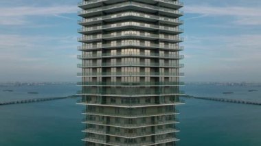 Balkonları ve cam cepheli modern lüks apartman dairesi. Deniz kıyısında yaşıyor. Soyut bilgisayar efekti dijital oluşturulmuş görüntüler.