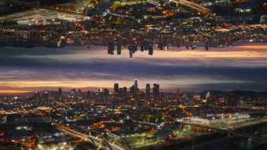 Akşam şehrinin havadan panoramik görüntüsü. Renkli gökyüzüne karşı yüksek katlı ofis binaları olan modern metropol. Los Angeles, ABD. Soyut bilgisayar efekti dijital oluşturulmuş görüntüler.