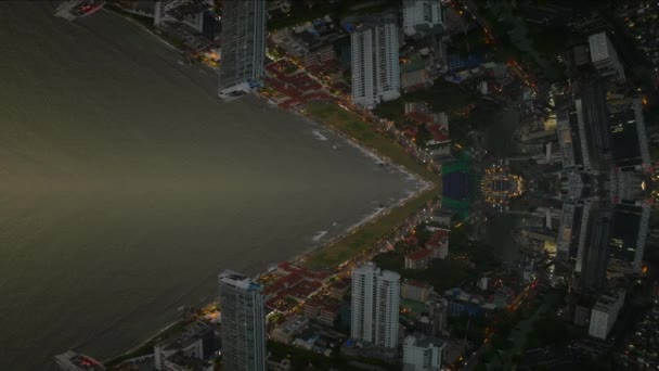 夕暮れ時にメトロポリスの海岸沿いの高層ビルの空中パノラマビュー スリランカのコロンボ 抽象的なコンピュータ効果デジタル構成された映像 — ストック動画