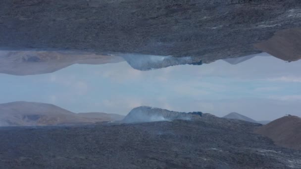 Volkanik Patlamadan Sonra Ileri Doğru Sert Lav Akıntısının Üzerinde Uçar — Stok video