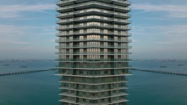 バルコニーとガラスのファサードを備えたモダンな高級アパートの建物 海岸に住んでいる 抽象的なコンピュータ効果デジタル構成された映像 — ストック動画