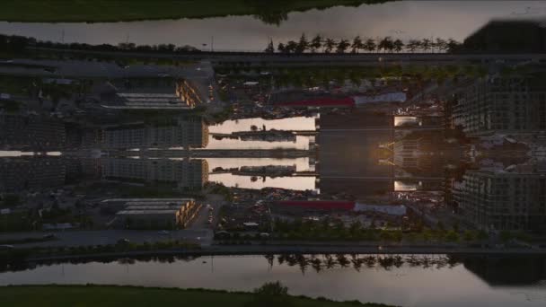 都市の建設現場周辺のウォーターフロントで運転する自動車の空中ビュー 抽象的なコンピュータ効果デジタル構成された映像 — ストック動画