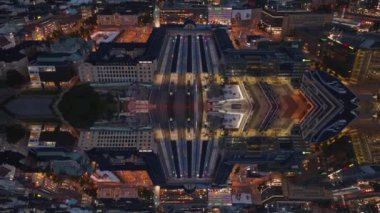 Helsinki tren istasyonunun yüksek açılı görüntüsü. Gece şehir manzarasını gözler önüne serin. Soyut bilgisayar efekti dijital oluşturulmuş görüntüler.