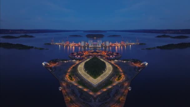 Luftaufnahme Des Beleuchteten Hafens Und Der Inseln Entlang Der Küste — Stockvideo