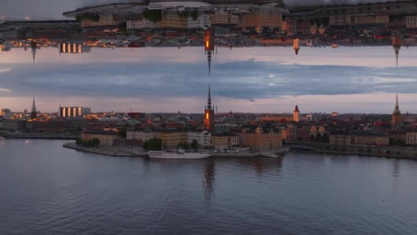日没の観光スポットを備えた歴史的な市内中心部の空中パノラマビュー ストックホルム スウェーデン 抽象的なコンピュータ効果デジタル構成された映像 — ストック動画