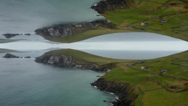 Luchtpanoramisch Uitzicht Zeekust Met Rotsachtige Kliffen Groene Weiden Ierland Abstract — Stockvideo