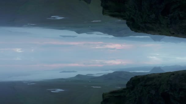 黎明时分俯瞰冰岛自然的全景 有晨雾的美丽风景 计算机效果数字合成镜头 — 图库视频影像