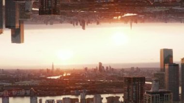 Metropolis 'te romantik bir gün batımı. Şehir merkezindeki bir grup gökdelen. Londra, İngiltere. Soyut bilgisayar efekti dijital oluşturulmuş görüntüler.