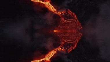 Aktif volkan kraterinin havadan görünüşü. Kaynayan lav dışarı akıyor. İzlanda. Soyut bilgisayar efekti dijital oluşturulmuş görüntüler.