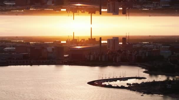 ロマンチックな夕日空に対する海岸と工業都市の近隣の空中ビュー ヘルシンキ フィンランド 抽象的なコンピュータ効果デジタル構成された映像 — ストック動画
