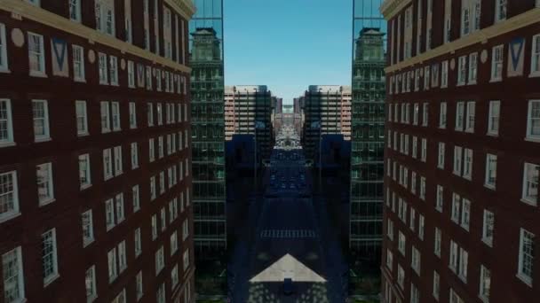Şehirde Caddenin Üzerinden Geriye Doğru Şehir Merkezindeki Çok Katlı Binalar — Stok video
