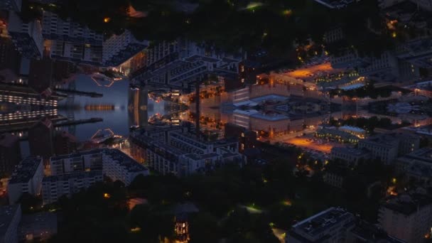 Vista Aérea Cidade Noite Edifícios Ruas Praças Borough Perto Orla — Vídeo de Stock