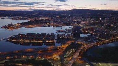 Günbatımında şehrin hava panoramik manzarası, Oslo, Norveç. Soyut bilgisayar efekti dijital oluşturulmuş görüntüler.