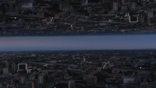 夕暮れにメトロポリス上空を飛行する 有名な観光スポット タワーとタワーブリッジ ロンドン イギリス 抽象的なコンピュータ効果デジタル構成された映像 — ストック動画