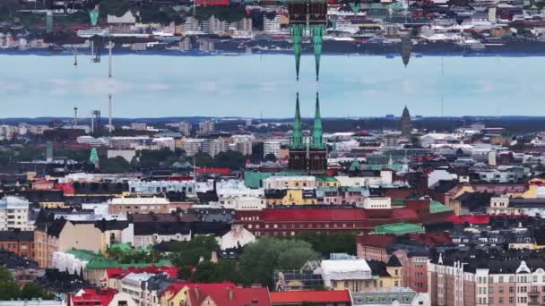 メトロポリスの建物や観光スポットを備えた歴史的な市内中心部の空中ビュー ヘルシンキ フィンランド 抽象的なコンピュータ効果デジタル構成された映像 — ストック動画