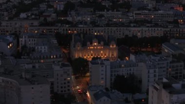 Neuilly Belediye Binası 'nın hava kaydırak ve pan görüntüleri. Apartman daireleriyle çevrili tarihi binanın akşam çekimleri. Paris, Fransa.