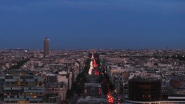 Akşam metropolünün hava panoramik görüntüsü. Charles de Gaulle caddesindeki trafik ışıkları ünlü Zafer Takı 'na gidiyor. Paris, Fransa.