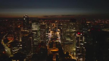 Yüksekten modern iş kasabası. Geceleri La Defense 'daki gökdelenlerin hava görüntüsü. Paris, Fransa.