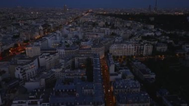 Şehir merkezindeki apartman bloklarının yüksek açılı görüntüsü. Paris, Fransa.