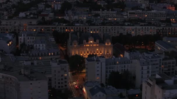 ノイリー タウンホールの空中スライドとパン映像 アパートに囲まれた照らされた歴史的な建物の夜のショット フランス — ストック動画