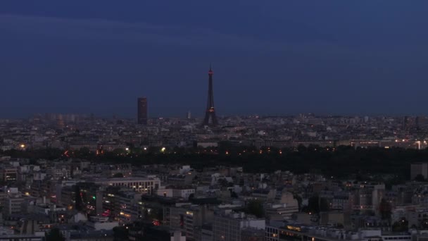 夜の街の上の有名で人気のある観光名所の空中スライドとパン映像 エッフェル塔 フランス — ストック動画