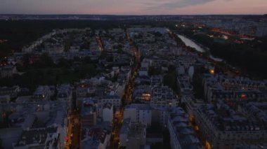 Şehir merkezindeki caddelerin ve apartmanların havadan görünüşü. Akşam metropolü. Paris, Fransa.
