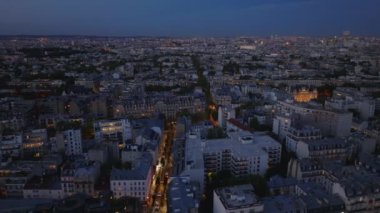 Büyük şehirde şehir gelişiminin havadan görüntüsü. Akşamları şehir merkezindeki apartman binaları. Paris, Fransa.