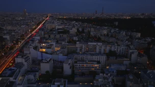 夜間は都市部の建物の上空を飛行する マルチレーン ワイド ブールバード アベニュー シャルル ゴールとエッフェル塔 フランス — ストック動画