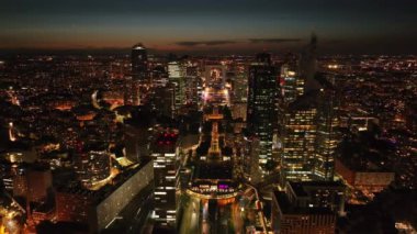 Gece La Defans. Yüksek katlı ofis kuleleri olan modern ticaret bölgesi. Aydınlatılmış sokaklar ve binalar. Paris, Fransa.