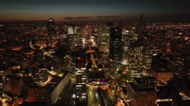 Modern Metropolis 'in inanılmaz gece manzarası. Yüksek katlı ofis gökdelenleri olan fütüristik şehir kenti La Defense. Paris, Fransa.