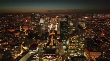 Gece La Defans. Yüksek katlı ofis kuleleri ve işlek yolları olan modern iş merkezinin havadan görüntüsü. Paris, Fransa.