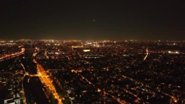 Metropolis 'in gece iniş görüntüleri. Aydınlanmış sokaklar ve karanlıkta parlayan binalar. Paris, Fransa.