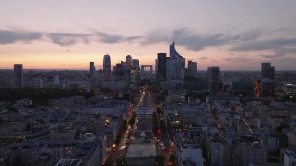 その後 夕暮れに町の開発の上を飛びます カラーサンセットの空に対するビジネスボロ防衛の近代的な高層ビルとのスカイライン フランス — ストック動画