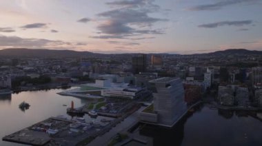 Rıhtımdaki modern kasabanın havadan görünüşü. Gökyüzünün alacakaranlık rengine karşı şehir manzarası. Oslo, Norveç.