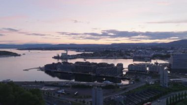 Alacakaranlıktaki şehrin havadan panoramik görüntüsü. Oslo fiyort Oslo, Norveç 'in eski limanındaki modern kentsel bölge.