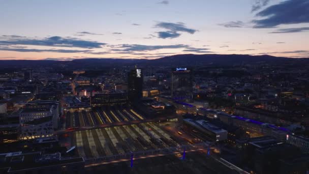 Légicsúszda Serpenyő Felvétel Nagyvárosi Vasútállomásról Alkonyatkor Színes Szürkületi Háttérben Oslo — Stock videók