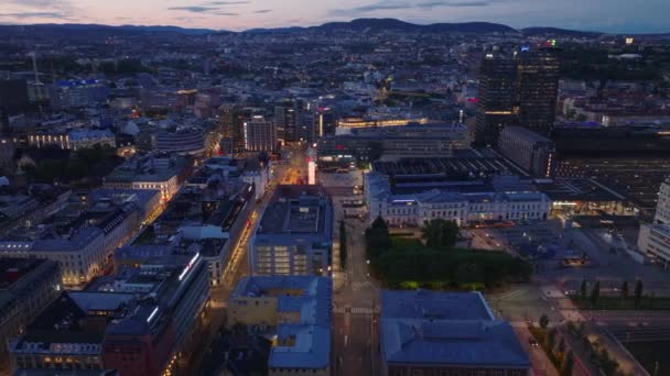 黄昏时分 城市街道和建筑物的滑行 夜景的空中景观 中央火车站的月台被揭穿了挪威奥斯陆 — 图库视频影像