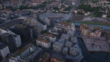 Şehrin modern şehir gelişiminin havadan görüntüsü. Şehir merkezindeki çok katlı apartmanlar. Oslo, Norveç.