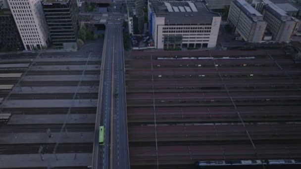 Nagylátószögű Kilátás Központi Pályaudvaron Lévő Peronról Induló Vonatra Közlekedési Infrastruktúra — Stock videók