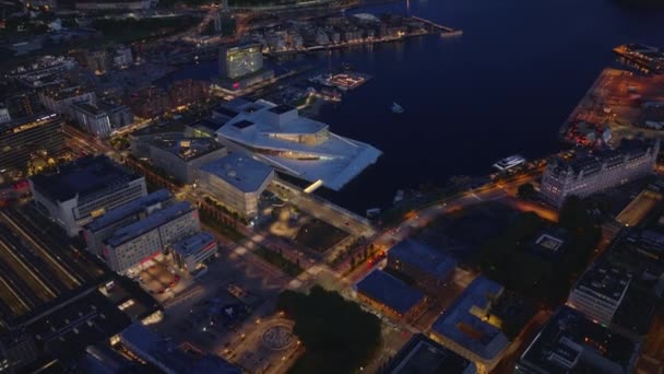夜の街の建物の高さを見ることができます ウォーターフロントにあるオペラ オスロの未来的な建物 海岸線を明らかにした オスロ ノルウェー — ストック動画