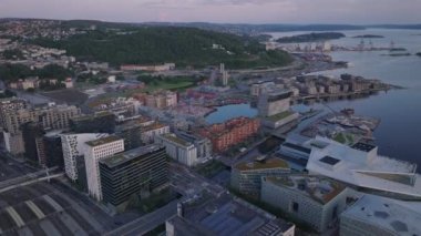 Forvetler, eski liman, apartman binaları, müze ve limandaki opera binalarındaki modern kasaba gelişiminin üzerinde uçuyor. Oslo, Norveç.